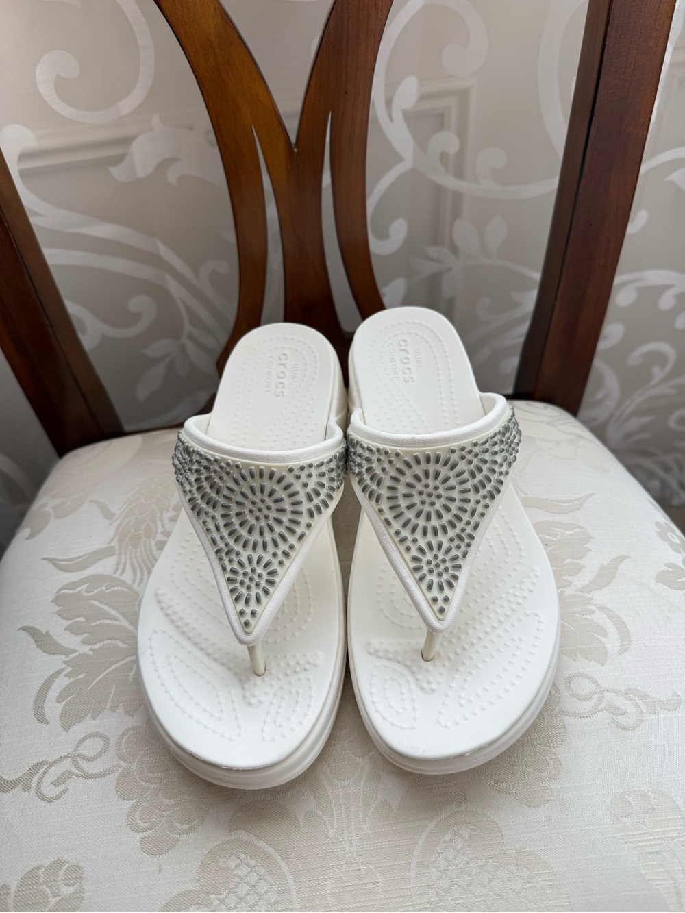 ✅NWOT✅Crocs Women’s White Wedge Flip Flops Dual Comfort Silver Embellished Size8 - Picture 9 of 9